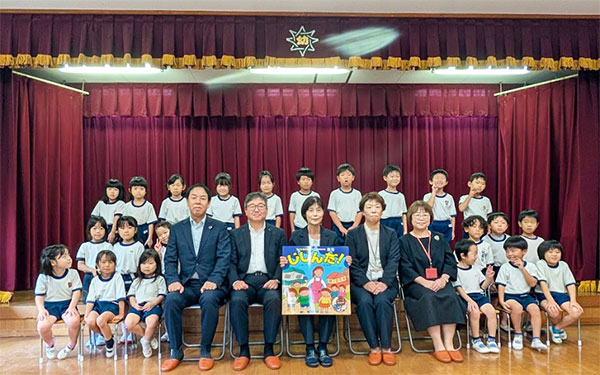 絵本寄付 集合写真